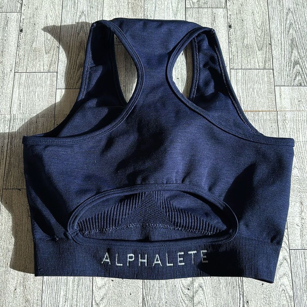 Alphalete sports‎ Bra navy blue size XS removable pads.